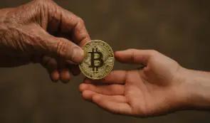 比特币跌破 10.8 万美元，现货 ETF 大幅下跌，专家认为山寨币即将突破。