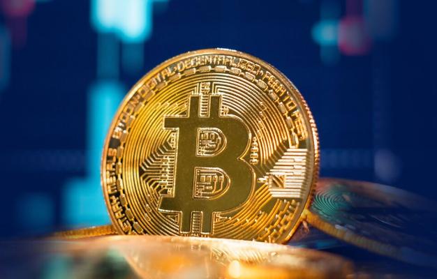 美联储降息预期收窄，比特币ETF资金流入能否对冲宏观逆风